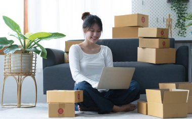 Starting small businesses SME owners female entrepreneurs check online orders to prepare to pack the boxes, sell to customers, sme business ideas online