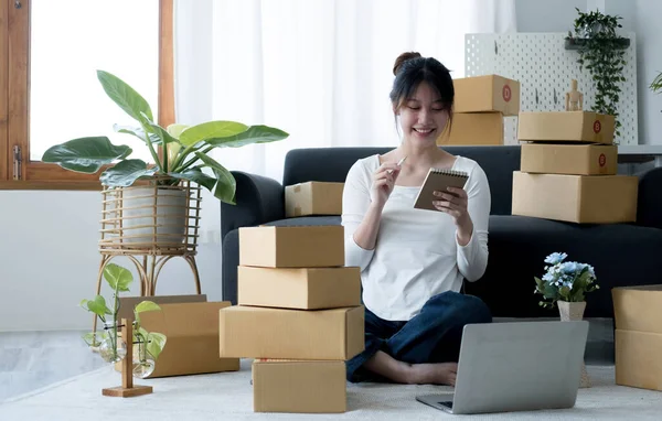 Sonriente Joven Mujer Negocios Asiática Preparar Caja Paquetes Comprobar Pie — Foto de Stock