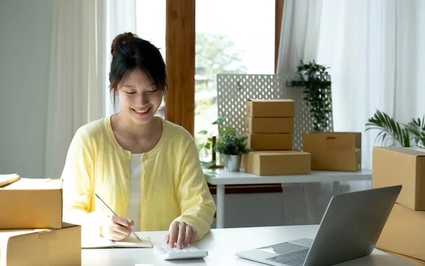 Retrato Una Mujer Asiática Empleada Comercio Electrónico Sentada Oficina Llena — Foto de Stock