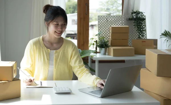 Retrato Una Mujer Asiática Empleada Comercio Electrónico Sentada Oficina Llena — Foto de Stock