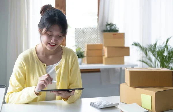 Retrato Negocios Mujer Asiática Sonrisa Uso Tableta Comprobar Información Caja — Foto de Stock
