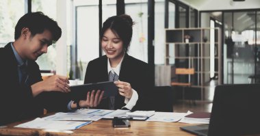 Fon yöneticileri takım danışmanlığı ve dijital tablet üzerinden yatırım borsası analizi hakkında tartışmalar