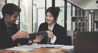 Fon yöneticileri takım danışmanlığı ve dijital tablet üzerinden yatırım borsası analizi hakkında tartışmalar