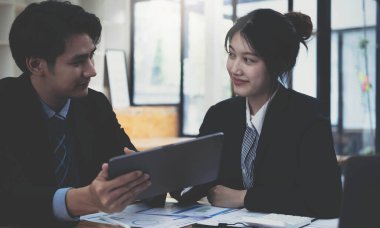 Fon yöneticileri takım danışmanlığı ve dijital tablet üzerinden yatırım borsası analizi hakkında tartışmalar