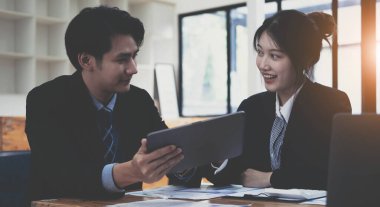 Ofis Konferans Odası Toplantısı: Asyalı Kadın Yöneticinin Portresi, Dijital Girişimciler Grubu İçin E-Ticari Yatırım Stratejisini Şüpheli Bir şekilde Sunuyor.