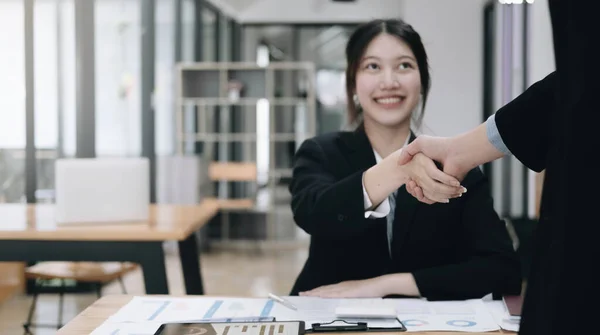 Portrait Asian Business People Shaking Hands Finishing Meeting Business Etiquette — ストック写真