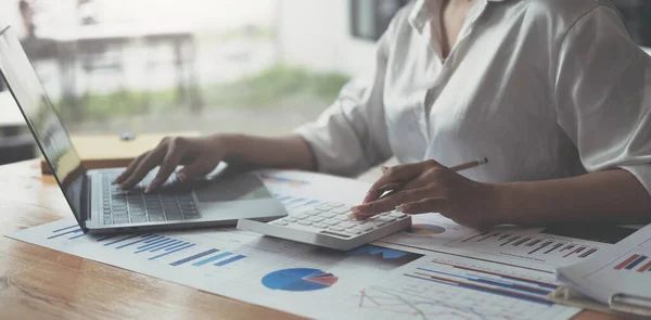 Auditing Bedrijf Zakenvrouwen Financieel Inspecteur Secretaris Doen Verslag Berekening Het — Stockfoto