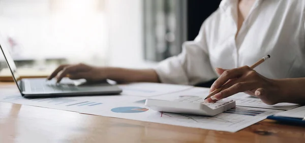 Close Business Woman Using Calculator Laptop Math Finance Wooden Desk — Stock Photo, Image