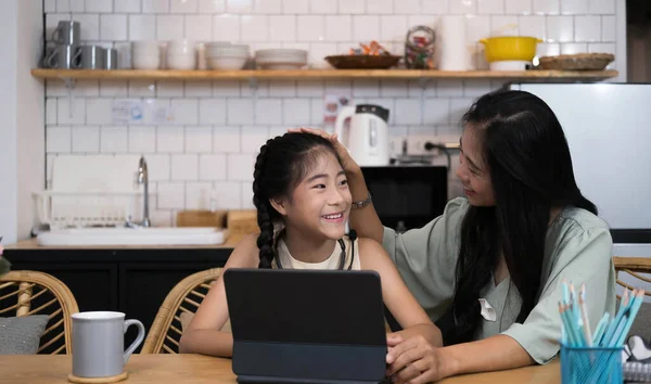Mãe Asiático Criança Menina Aprendendo Olhando Para Laptop Computador Fazendo — Fotografia de Stock