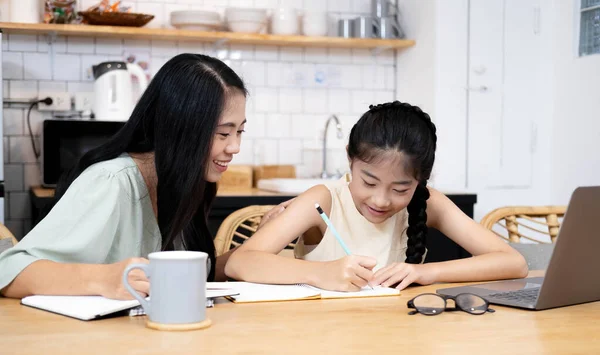 Mãe Menina Asiática Aprendendo Computador Portátil Fazendo Lição Casa Estudando — Fotografia de Stock