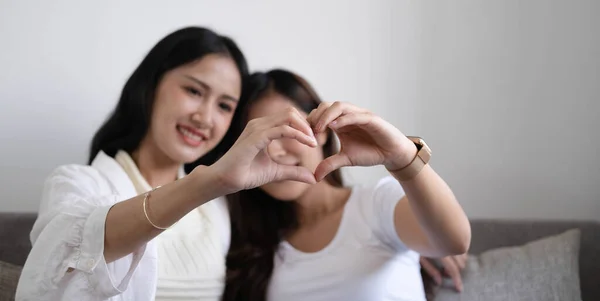 Glückliches Lesbisches Lgbt Paar Hält Händchen Herzform — Stockfoto