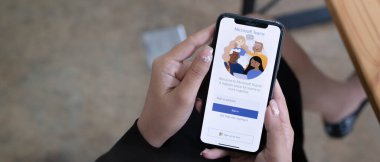 CHIANG MAI, THAILAND - 1 HAZİRAN 2022: Ev çalışanlarından bir çalışma Microsoft sosyal platformunu indiriyor, evden izole bir şekilde çalışmaya hazır