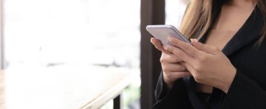 Evdeki kadın cep telefonu ya da cep telefonu kullanıyor. Günlük yaşamda modern teknoloji