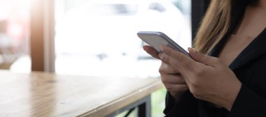 Evdeki kadın cep telefonu ya da cep telefonu kullanıyor. Günlük yaşamda modern teknoloji
