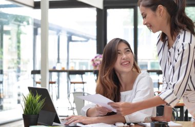 Genç Asyalı iş adamları, yaratıcı işler, konuşma ve fikir alışverişinde bulundular.