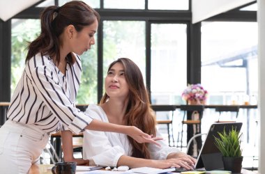 Genç Asyalı iş adamlarından oluşan bir grup ofiste fikir alışverişinde bulundu.