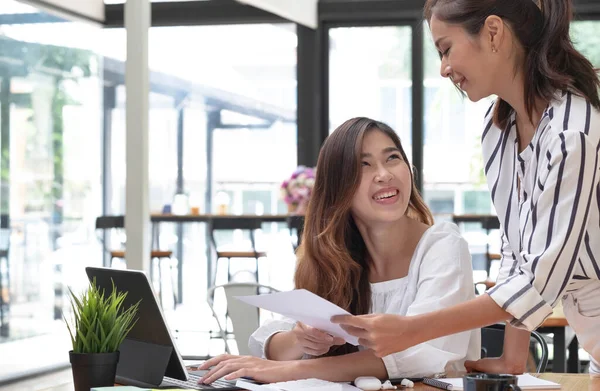 Genç Asyalı iş adamları, yaratıcı işler, konuşma ve fikir alışverişinde bulundular.