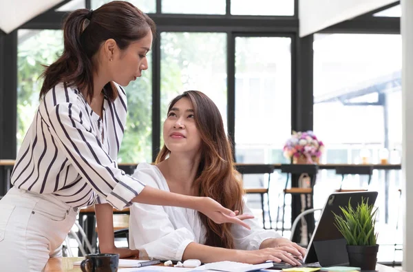 Genç Asyalı iş adamlarından oluşan bir grup ofiste fikir alışverişinde bulundu.