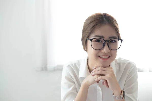 Krásná Usměvavá Asijská Obchodnice Brýlemi Kanceláři Dívat Kamery — Stock fotografie