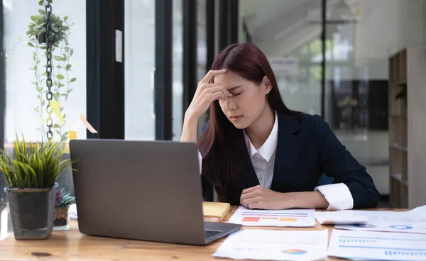 Imagen Una Mujer Negocios Asiática Está Estresada Aburrida Pensando Demasiado — Foto de Stock