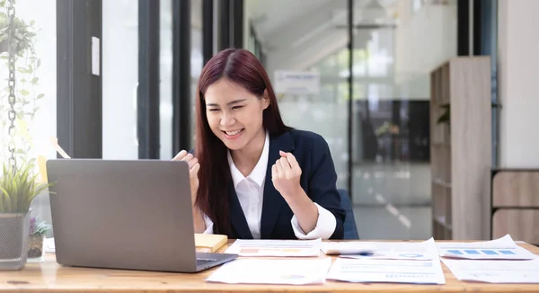 Красивая Азиатская Деловая Женщина Празднует Пользуясь Ноутбуком Офисе Показывая Восторг — стоковое фото