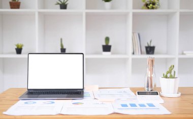 Modern ofis masaüstü boş beyaz defter perde, smartphone, kahve fincanı, sarf malzemeleri ve diğer öğeleri ile kapatın. Yukarı alay.