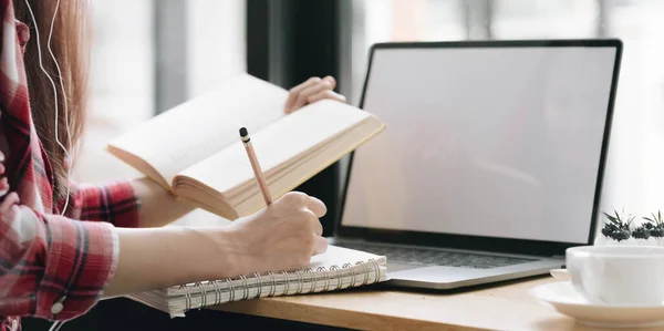 Imagen Recortada Mujer Joven Bloguera Independiente Influencer Escribiendo Notas Diario — Foto de Stock