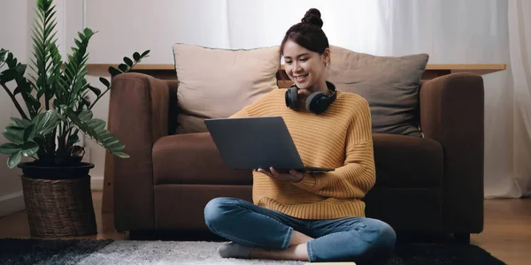 Sorrindo Jovem Mulher Trabalhando Laptop Sentado Chão Frente Sofá Usando — Fotografia de Stock