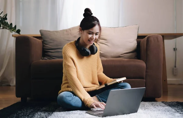 Sorrindo Jovem Mulher Trabalhando Laptop Sentado Chão Frente Sofá Usando — Fotografia de Stock