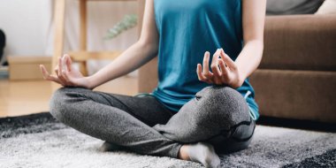 Meditasyon yapan Asya 'lı bir kadının elleriyle yoga sınıfı. Sağlık sigortası, yaşam tarzı konsepti. Ulusal Fiziksel Sağlık ve Spor Ayı. Ulusal Yoga Bilinci Ayı