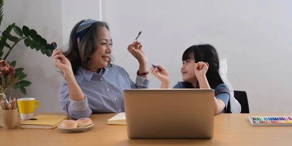 아시아인 할머니와 손녀딸 연필로 그리는 — 스톡 사진