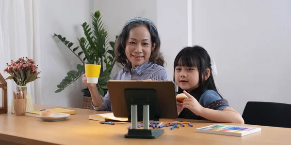 Asiatiska Mormor Och Barnbarn Gladeligen Blyertsteckning Hom — Stockfoto