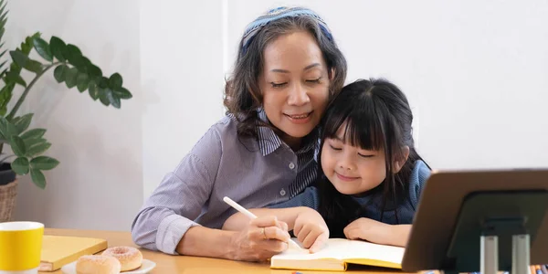 Счастливая Азиатская Семья Бабушка Читает Внучке Книгу Ребенка Дому — стоковое фото