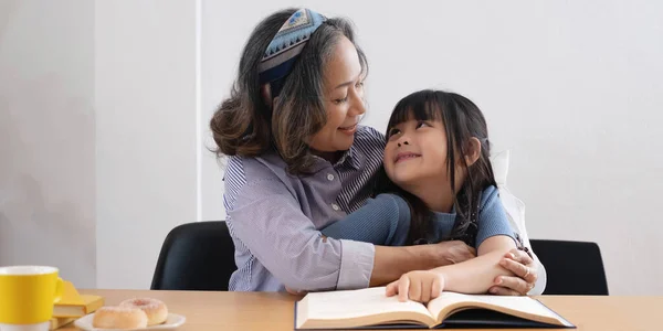 Lycklig Asiatisk Familj Mormor Läser Barnbarn Bok Hemma — Stockfoto