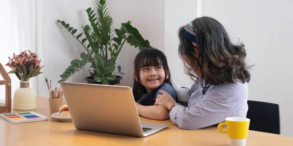 Asiatisk Barnmorska Lär Barnbarn Att Teckna Och Göra Läxor Hemma — Stockfoto