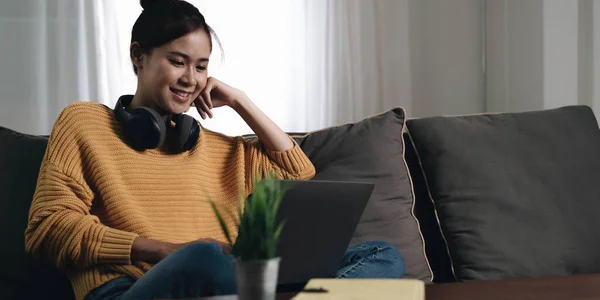 Freelancer Alegre Trabalhando Laptop Sentado Sofá Ouvindo Música Fones Ouvido — Fotografia de Stock