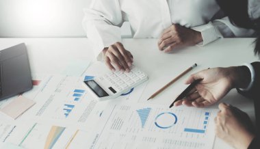 Şirket büyüme projesinin başarısını değerlendiren iki yönetici, her iki şirket için de belge, dizüstü bilgisayar ve dijital tablet ile profesyonel yatırımcıyla görüşüyor