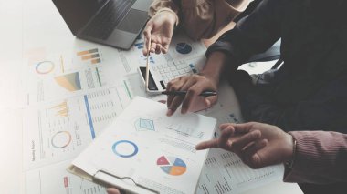 İş Adamları Toplantısı, gelecek ay kaliteyi artırmak için dizüstü bilgisayar, hesap makinesi, defter ve borsa çizelgesi kullanarak olacak. Konferans Kurumsal Konsepti