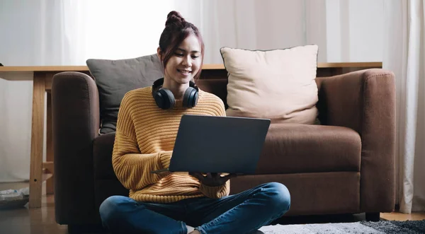 Tiro Mulher Muito Jovem Usando Seu Laptop Enquanto Sentada Chão — Fotografia de Stock