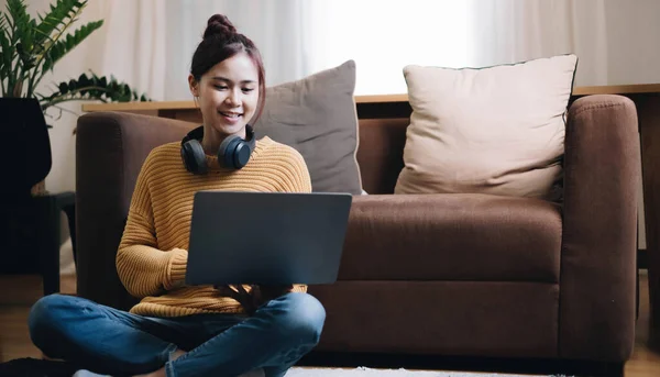 Tiro Mulher Muito Jovem Usando Seu Laptop Enquanto Sentada Chão — Fotografia de Stock