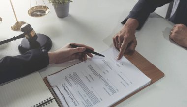 İş adamları modern ofiste birlikte çalışıyorlar, yakın plan. İş adamı ve kadın iş arkadaşları veya avukatlarıyla görüşmede sözleşmeyi tartışıyor
