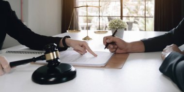 iş adamları ve avukatlar sözleşme kağıtları masaya oturan tartışıyor. Hukuk, tavsiye, yasal hizmetler kavramları.