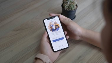 CHIANG MAI, THAILAND - 12 JUL 2022: Ev çalışanlarından bir çalışma Microsoft sosyal platformunu indiriyor, evden izole bir şekilde çalışmaya hazır
