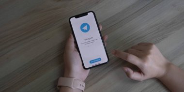 CHIANG MAI, THAILAND JUL 12 2022: Apple iPhone X ekranında telgraf uygulama simgesi. Telgraf uygulaması simgesi. Telegram bir çevrimiçi sosyal medya ağıdır. Sosyal medya app