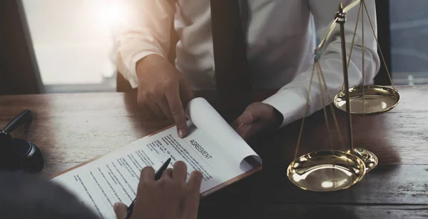 Affärer Och Advokater Diskuterar Kontraktshandlingar Med Mässing Skala Skrivbordet Ämbetet — Stockfoto