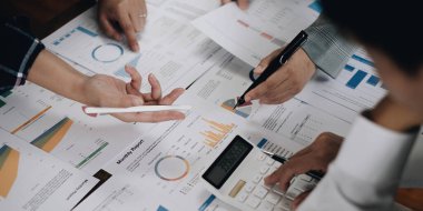 Toplantı konsepti. İş ekibi mali plan, toplantı, tartışma ve çalışma masasında tabletle beyin fırtınası yapıyor.