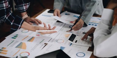 Toplantı konsepti. İş ekibi mali plan, toplantı, tartışma ve çalışma masasında tabletle beyin fırtınası yapıyor.