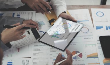 Toplantı odasındaki mali raporun analizi ve tartışılması için Asyalı iş danışmanı toplantısı. Yatırım Danışmanı, Mali Danışman, Mali Danışman ve Muhasebe Danışmanı