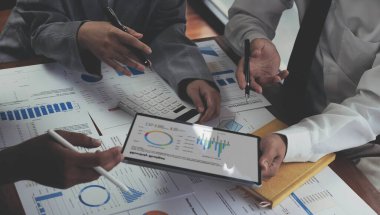 Toplantı odasındaki mali raporun analizi ve tartışılması için Asyalı iş danışmanı toplantısı. Yatırım Danışmanı, Mali Danışman, Mali Danışman ve Muhasebe Danışmanı