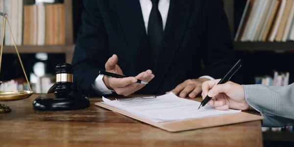 Groep Van Zakenmensen Advocaten Bespreken Contract Papieren Overleg Tussen Een — Stockfoto